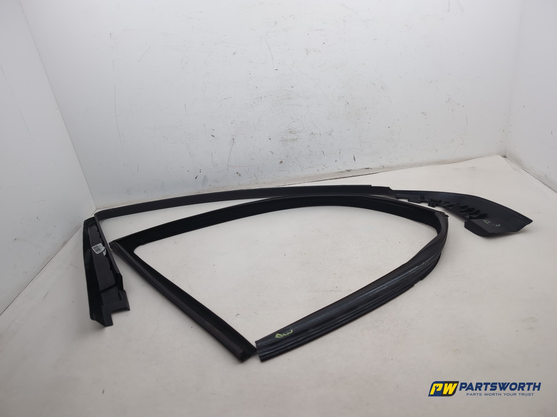 Mercedes R320 R-Class W251 Front Driver Window Rubber Seal And Trims 2006-2013 - photo 5