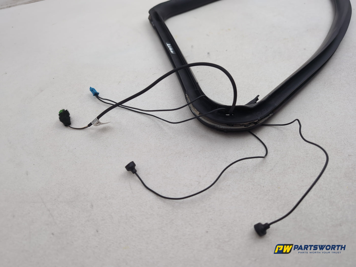 Mercedes R320 R-Class W251 Rear Left Quarter Window Seal Frame A2516702139 - photo 5