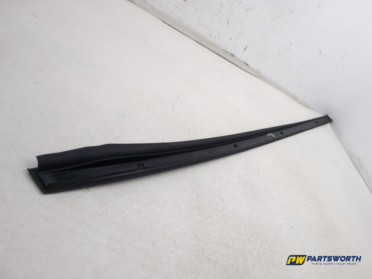 Mercedes R320 R-Class W251 Right Windshield Trim A2516905062 2006-2013 - photo 5