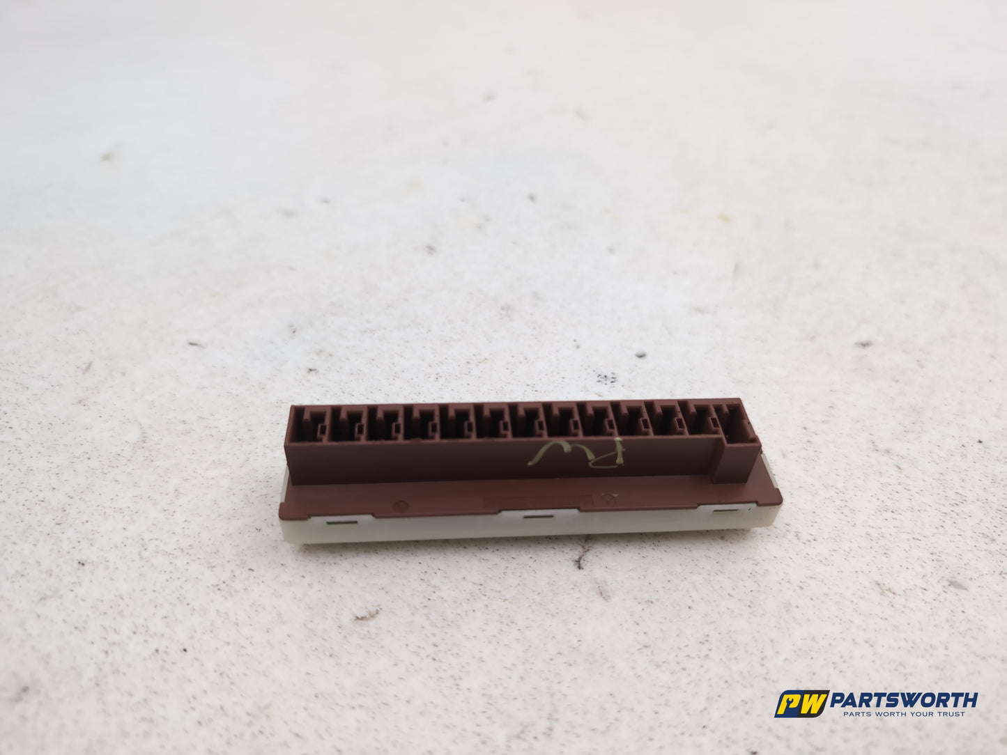 Mercedes W176 W212 W246 Voltage Converter Inverter Power Distributor A0009820012 - photo 5