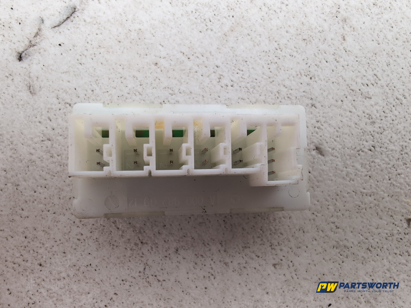 Mercedes W176 W222 W246 Voltage Converter Power Distributor Fuse A0009820912 - photo 5