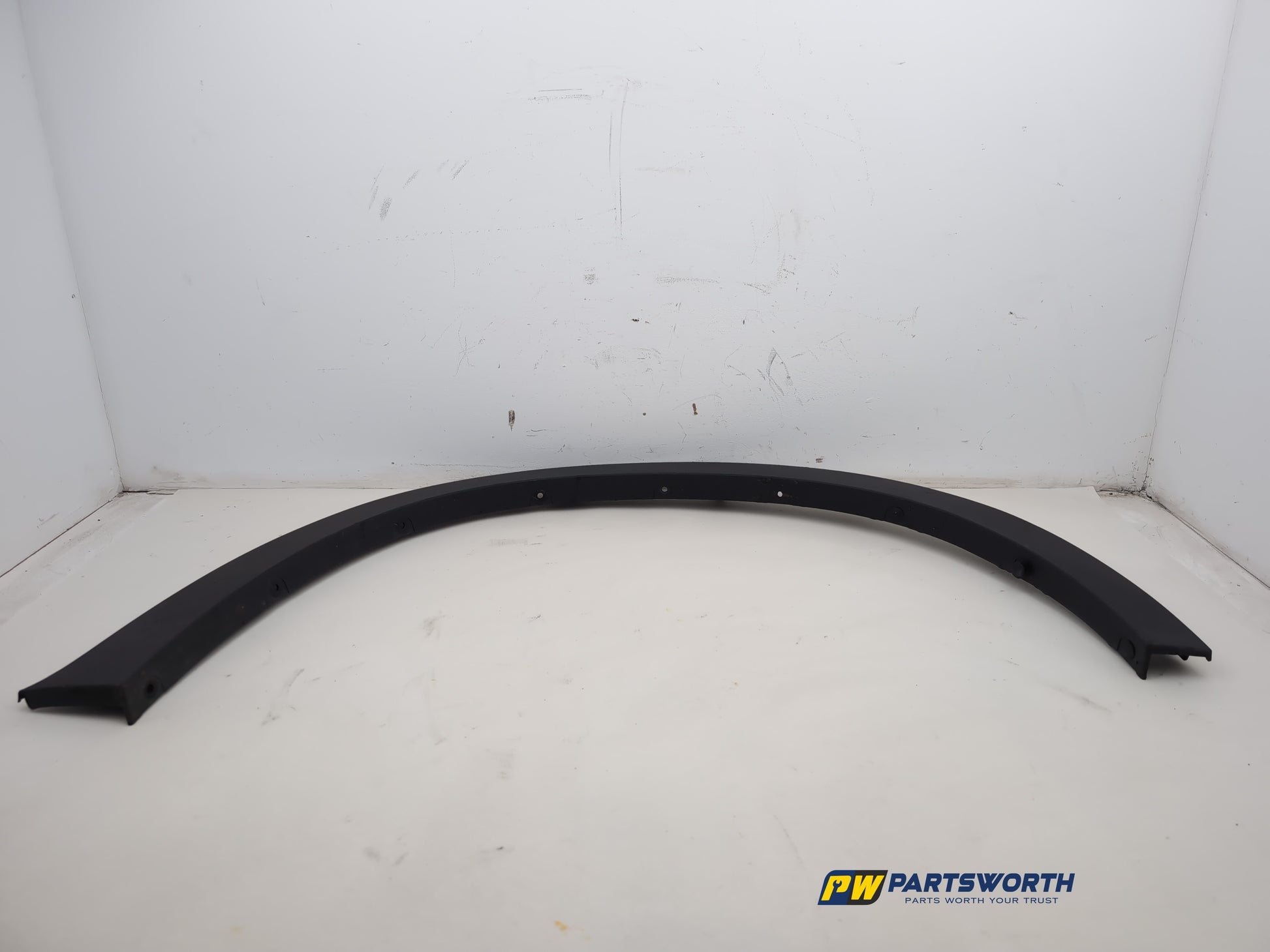 Moulding Wheel Arch Front RH 4